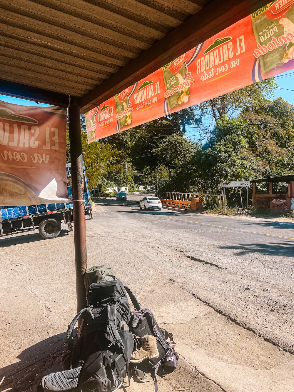 Waiting for the bus, El Tunco